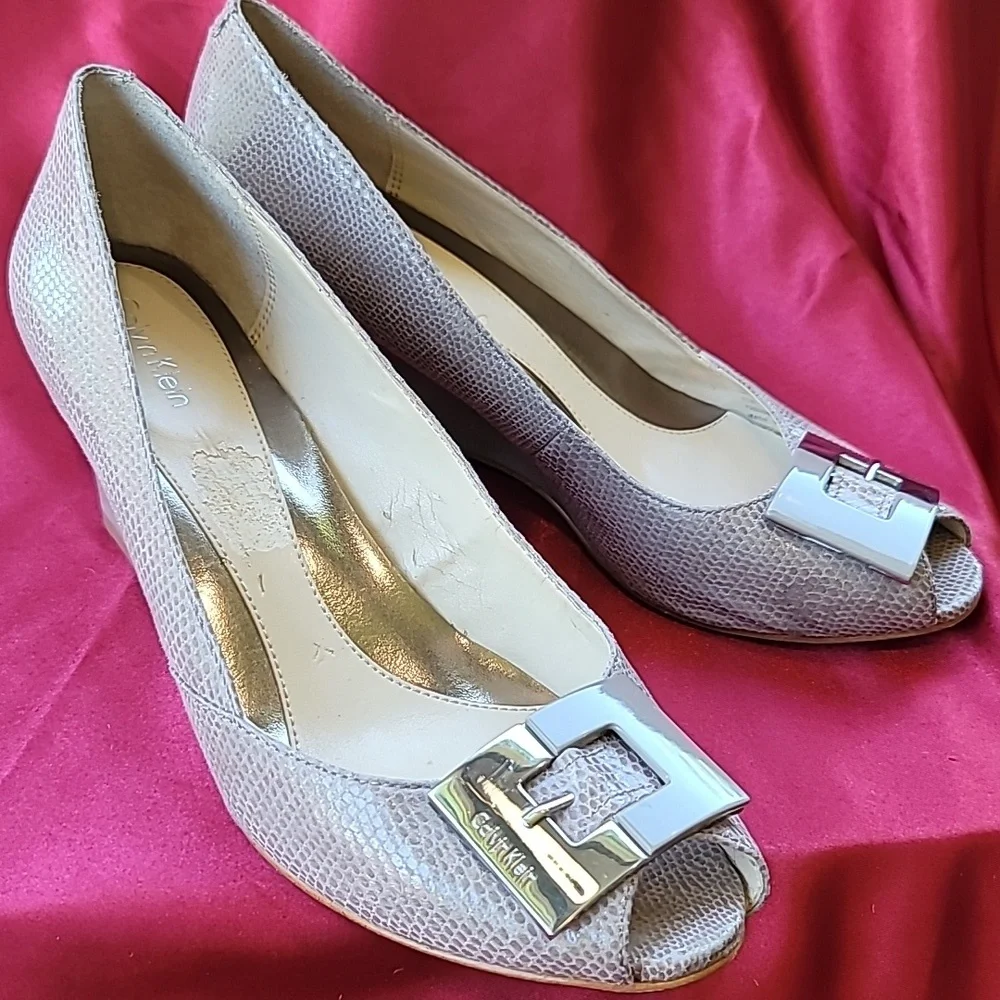 CALVIN KLEIN sz8.5 SUE Neutral Wedge pump peeptoe patent w snake detail